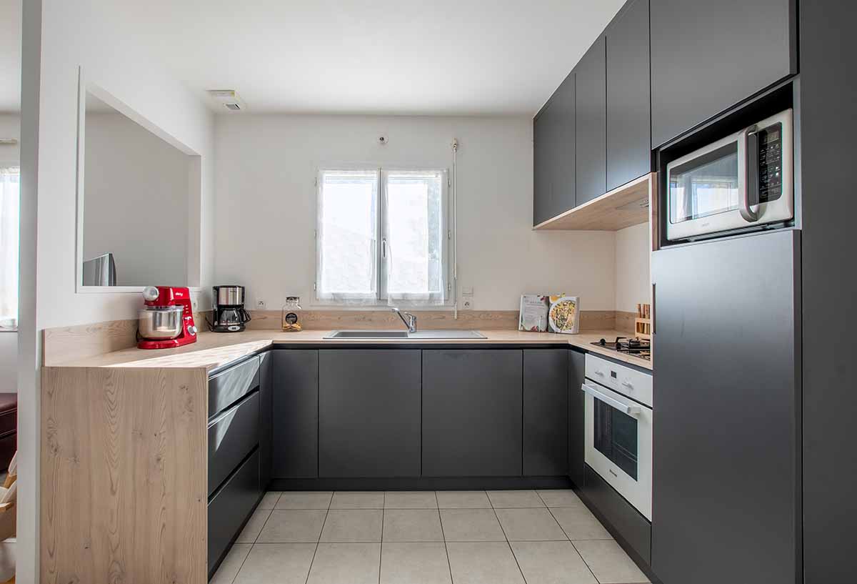 cuisine grise entière cuisine grise et blanche Krion par créA'SM