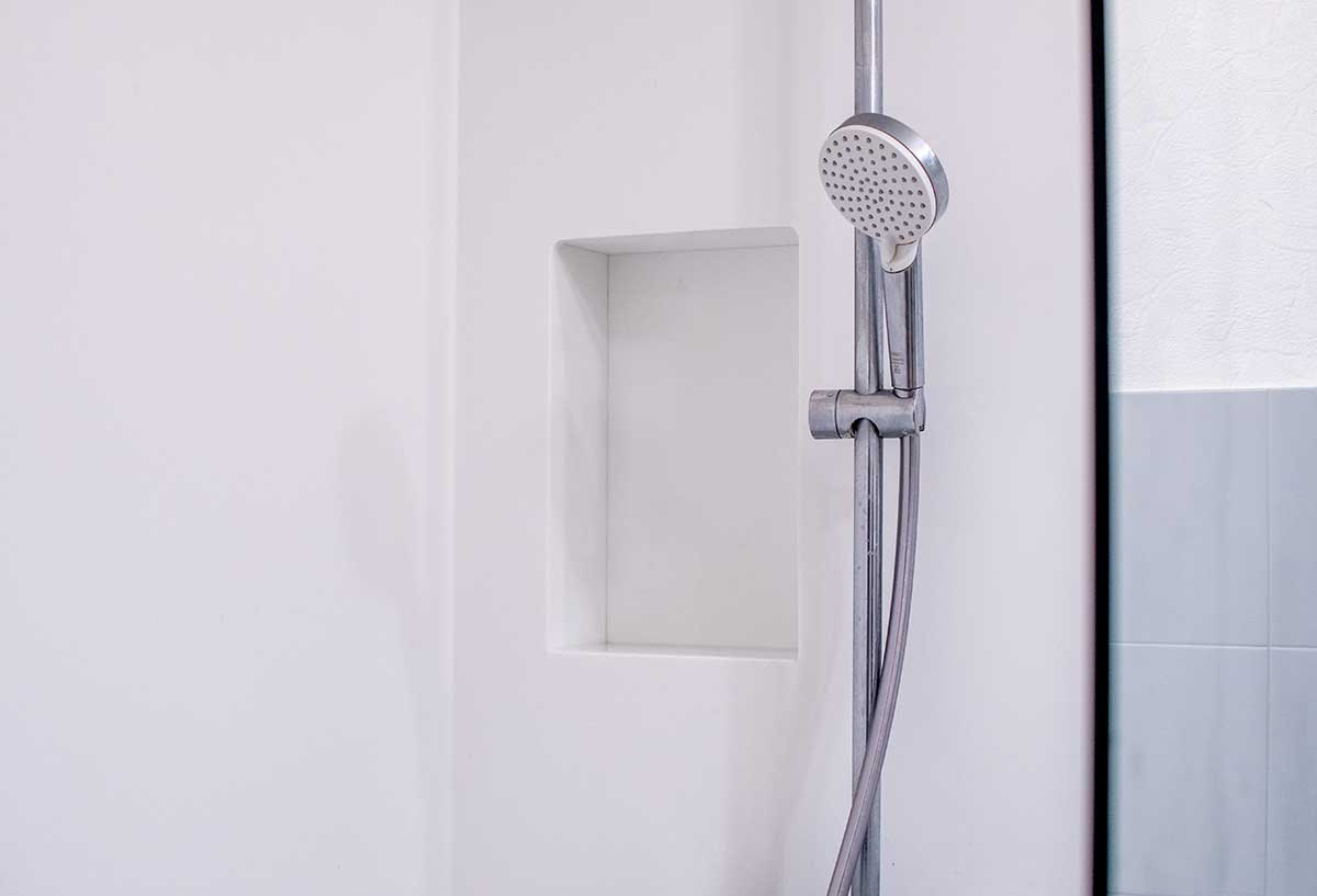 Détail de douche en Krion par créa'sm créateur de salle de bain sur-mesure