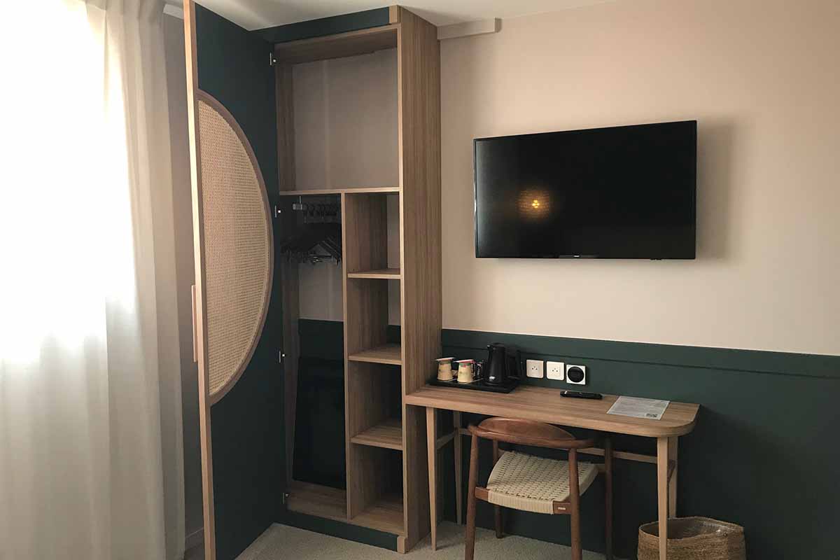 Création mobilier en bois et cannage pour chambre d'hôtel par CréA'SM