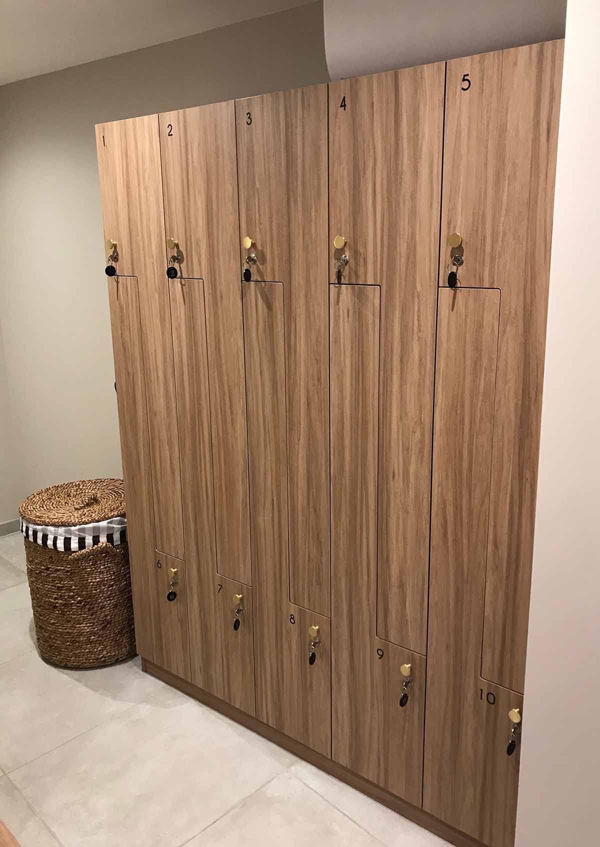 Création d'un vestiaire de SPA en bois pour l'hôtel Les Roches Noires aux Sables d'Olonne par l'artisan ébéniste CréA'SM